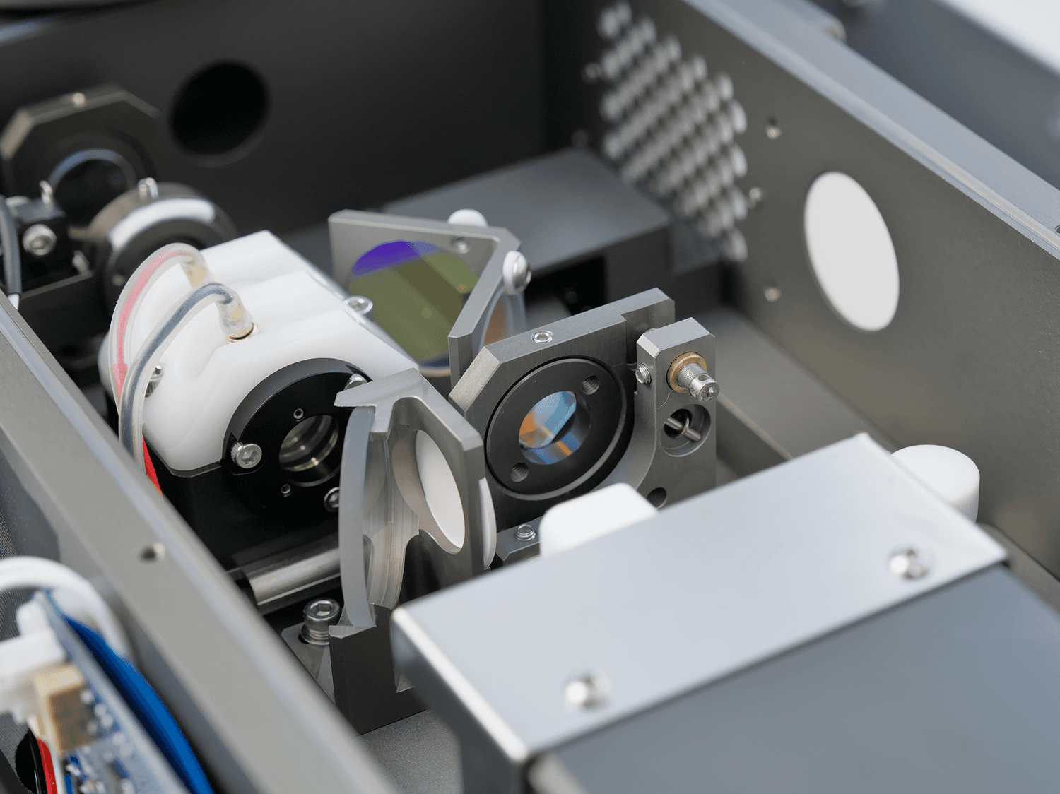 The optical layout of the Modestic Edge laser resonator