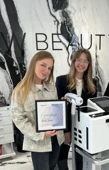 Martyna, uczestniczka szkolenia z laserowego usuwania makijażu permanentnego, odbiera certyfikat, a następnie zostaje ambasadorką marki Modestic