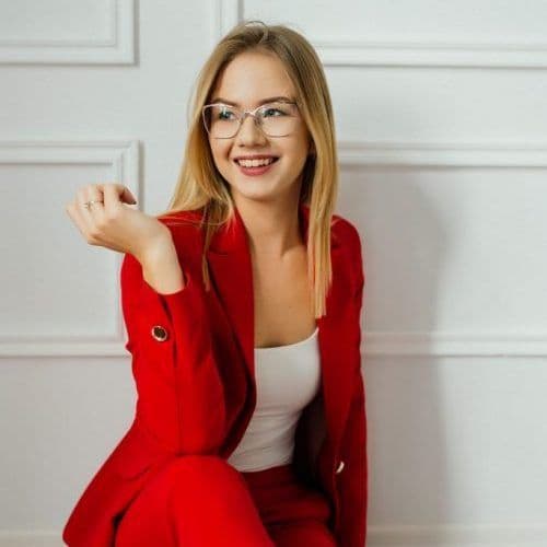dziewczyna-usmiecha-sie
