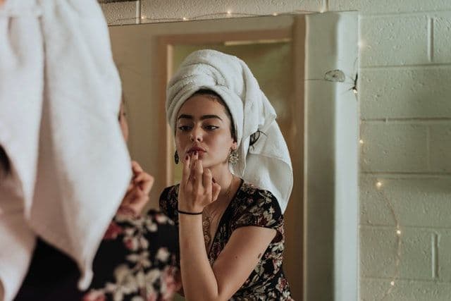 woman-mirrror